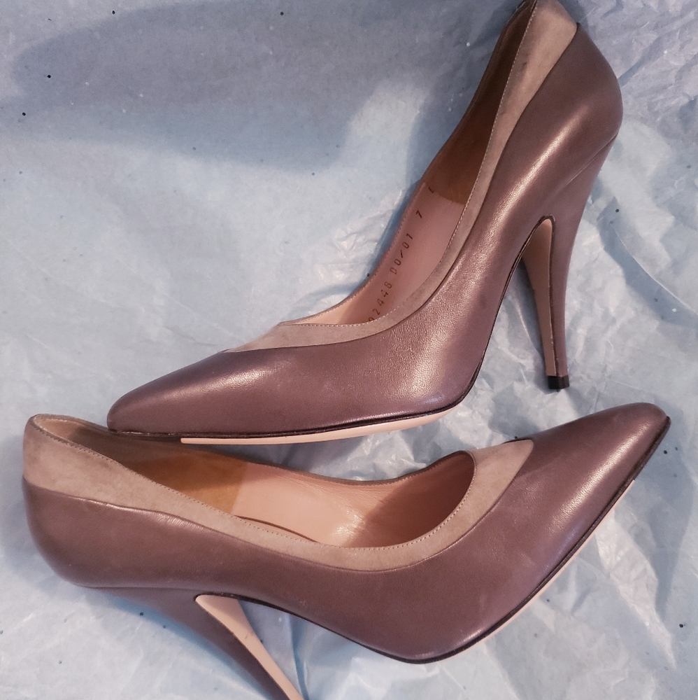 NWOT gray leather w suede trim Ferragamo pumps